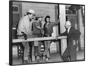 RIO BRAVO, 1959 directed by HOWARD HAWKS On the set, John Wayne, Dean Martin and Ricky Nelson with -null-Framed Photo