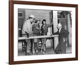 RIO BRAVO, 1959 directed by HOWARD HAWKS On the set, John Wayne, Dean Martin and Ricky Nelson with -null-Framed Photo