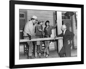 RIO BRAVO, 1959 directed by HOWARD HAWKS On the set, John Wayne, Dean Martin and Ricky Nelson with -null-Framed Photo