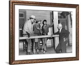 RIO BRAVO, 1959 directed by HOWARD HAWKS On the set, John Wayne, Dean Martin and Ricky Nelson with -null-Framed Photo