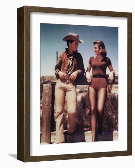 RIO BRAVO, 1959 directed by HOWARD HAWKS On the set, Ricky Nelson and Angie Dickinson (photo)-null-Framed Photo