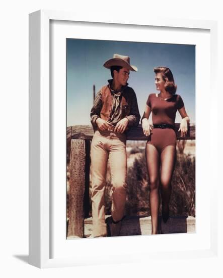 RIO BRAVO, 1959 directed by HOWARD HAWKS On the set, Ricky Nelson and Angie Dickinson (photo)-null-Framed Photo