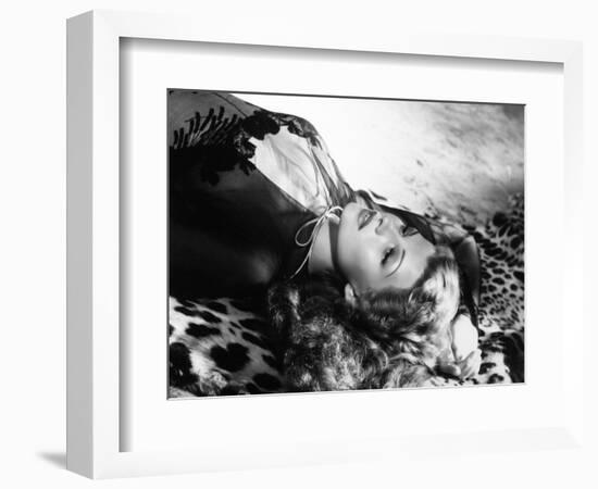 Rita Hayworth, 1942-null-Framed Photographic Print