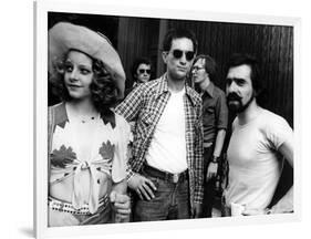 Robert by Niro, Jodie Foster and le realisateur Martin Scorsese sur le tournage du film Taxi Driver-null-Framed Photo