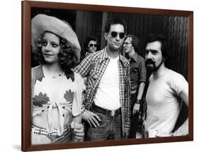 Robert by Niro, Jodie Foster and le realisateur Martin Scorsese sur le tournage du film Taxi Driver-null-Framed Photo