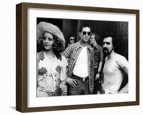 Robert by Niro, Jodie Foster and le realisateur Martin Scorsese sur le tournage du film Taxi Driver-null-Framed Photo