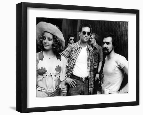 Robert by Niro, Jodie Foster and le realisateur Martin Scorsese sur le tournage du film Taxi Driver-null-Framed Photo