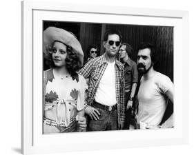 Robert by Niro, Jodie Foster and le realisateur Martin Scorsese sur le tournage du film Taxi Driver-null-Framed Photo