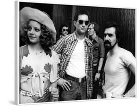 Robert by Niro, Jodie Foster and le realisateur Martin Scorsese sur le tournage du film Taxi Driver-null-Framed Photo