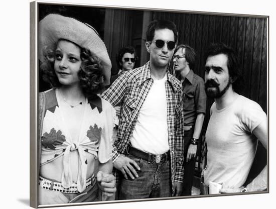 Robert by Niro, Jodie Foster and le realisateur Martin Scorsese sur le tournage du film Taxi Driver-null-Framed Photo