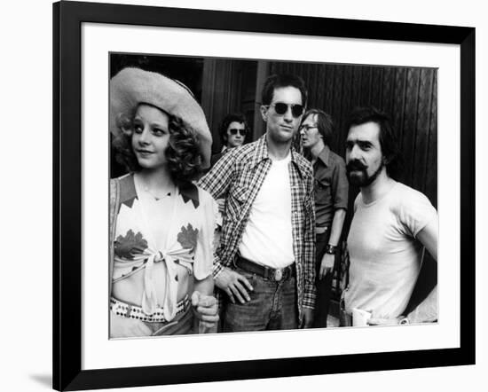 Robert by Niro, Jodie Foster and le realisateur Martin Scorsese sur le tournage du film Taxi Driver-null-Framed Photo