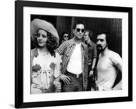 Robert by Niro, Jodie Foster and le realisateur Martin Scorsese sur le tournage du film Taxi Driver-null-Framed Photo