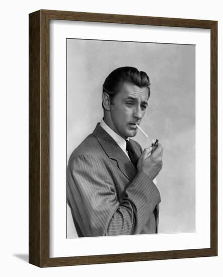 ROBERT MITCHUM (1917- 1997) dans les annees 40 (b/w photo)-null-Framed Photo