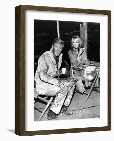 Robert Redford and Jane Fonda sur le tournage du film La Poursuite Impitoyable THE CHASE d'ArthurPe-null-Framed Photo