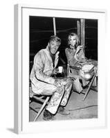 Robert Redford and Jane Fonda sur le tournage du film La Poursuite Impitoyable THE CHASE d'ArthurPe-null-Framed Photo