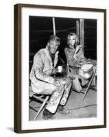 Robert Redford and Jane Fonda sur le tournage du film La Poursuite Impitoyable THE CHASE d'ArthurPe-null-Framed Photo