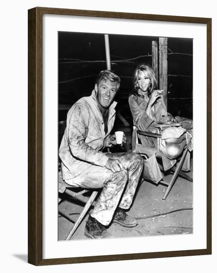 Robert Redford and Jane Fonda sur le tournage du film La Poursuite Impitoyable THE CHASE d'ArthurPe-null-Framed Photo