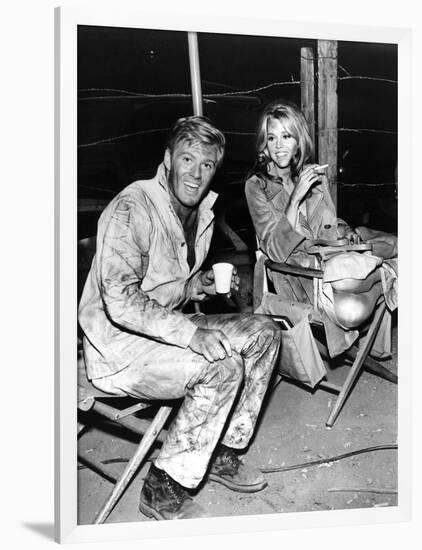 Robert Redford and Jane Fonda sur le tournage du film La Poursuite Impitoyable THE CHASE d'ArthurPe-null-Framed Photo