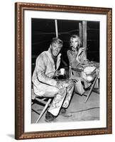 Robert Redford and Jane Fonda sur le tournage du film La Poursuite Impitoyable THE CHASE d'ArthurPe-null-Framed Photo