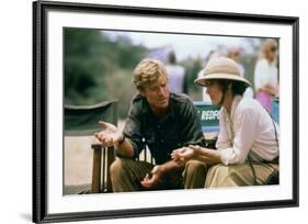 Robert Redford and Meryl Streep sur le tournage du film Out of Africa by Sydney Pollack, 1985 (phot-null-Framed Photo