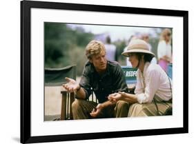 Robert Redford and Meryl Streep sur le tournage du film Out of Africa by Sydney Pollack, 1985 (phot-null-Framed Photo