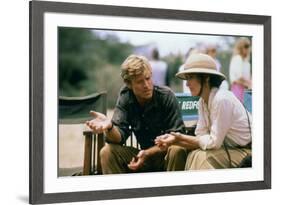 Robert Redford and Meryl Streep sur le tournage du film Out of Africa by Sydney Pollack, 1985 (phot-null-Framed Photo