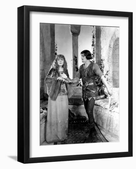 Robin des Bois ROBIN HOOD by Allan Dwan with Douglas Fairbanks Sr., Enid Bennett, 1922 (b/w photo)-null-Framed Photo