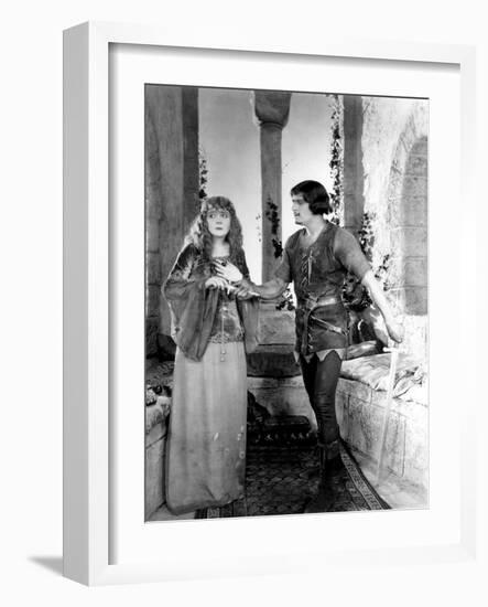 Robin des Bois ROBIN HOOD by Allan Dwan with Douglas Fairbanks Sr., Enid Bennett, 1922 (b/w photo)-null-Framed Photo