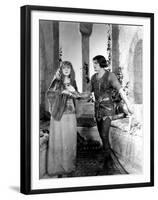 Robin des Bois ROBIN HOOD by Allan Dwan with Douglas Fairbanks Sr., Enid Bennett, 1922 (b/w photo)-null-Framed Photo