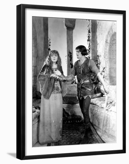 Robin des Bois ROBIN HOOD by Allan Dwan with Douglas Fairbanks Sr., Enid Bennett, 1922 (b/w photo)-null-Framed Photo