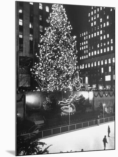 Rockefeller Center Christmas Tree at Night-Alfred Eisenstaedt-Mounted Photographic Print