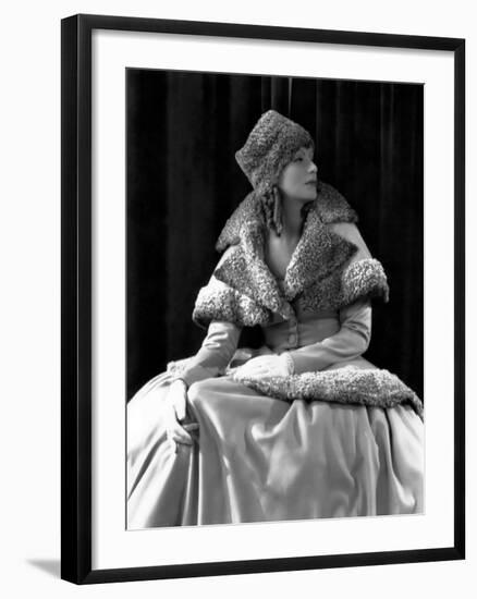 ROMANCE, 1930 directed by CLARENCE BROWN Greta Garbo (b/w photo)-null-Framed Photo