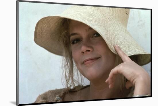 ROMANCING THE STONE, 1984 DIRECTED BT ROBERT ZEMECKIS Kathleen Turner (photo)-null-Mounted Photo