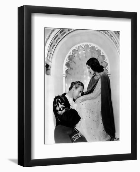 Romeo and Juliet, Norma Shearer, Leslie Howard, 1936-null-Framed Photographic Print