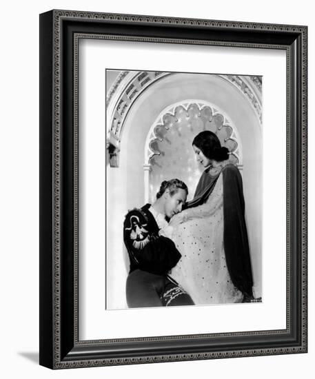 Romeo and Juliet, Norma Shearer, Leslie Howard, 1936-null-Framed Photographic Print