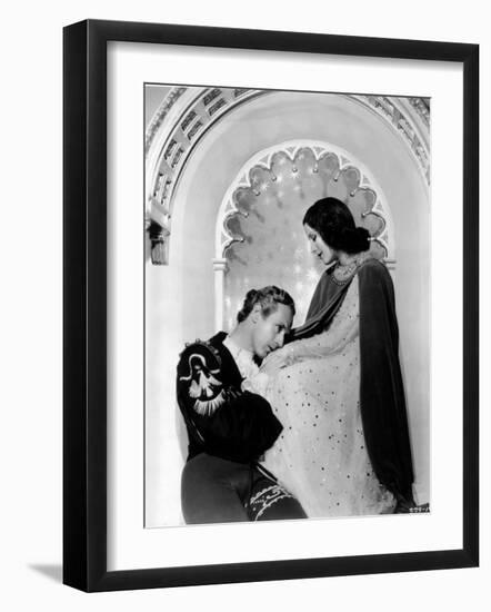 Romeo and Juliet, Norma Shearer, Leslie Howard, 1936-null-Framed Photographic Print