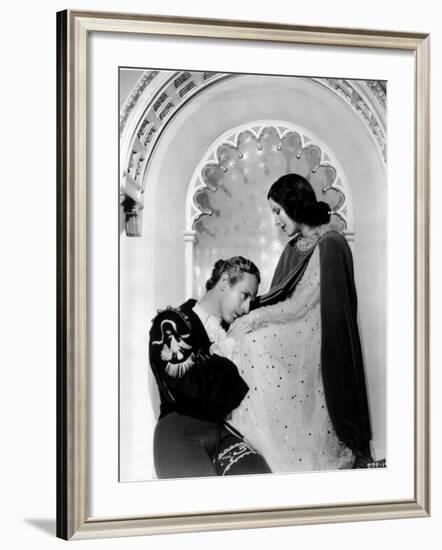 Romeo and Juliet, Norma Shearer, Leslie Howard, 1936-null-Framed Photographic Print