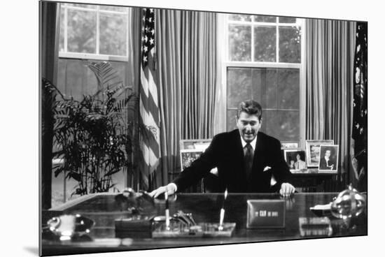 Ronald Regan Desk Oval Office Black White-null-Mounted Photo