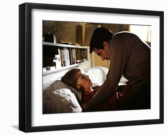 ROSEMARY'S BABY, 1968 directed by ROMAN POLANSKI Mia Farrow and John Cassavetes (photo)-null-Framed Photo