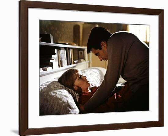 ROSEMARY'S BABY, 1968 directed by ROMAN POLANSKI Mia Farrow and John Cassavetes (photo)-null-Framed Photo