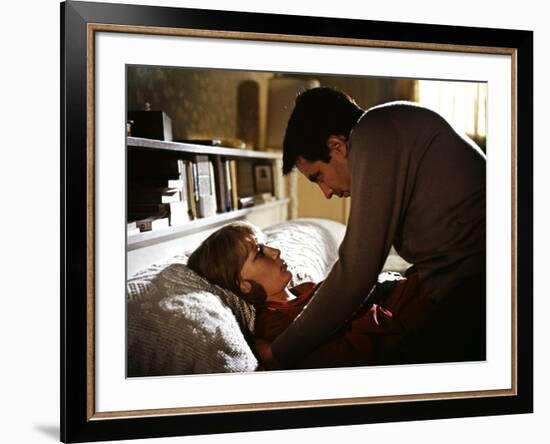 ROSEMARY'S BABY, 1968 directed by ROMAN POLANSKI Mia Farrow and John Cassavetes (photo)-null-Framed Photo