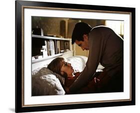 ROSEMARY'S BABY, 1968 directed by ROMAN POLANSKI Mia Farrow and John Cassavetes (photo)-null-Framed Photo