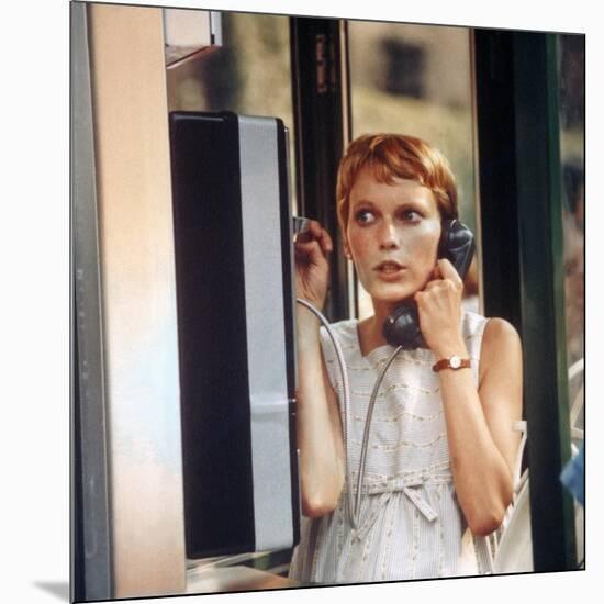 ROSEMARY'S BABY, 1968 directed by ROMAN POLANSKI Mia Farrow (photo)-null-Mounted Photo