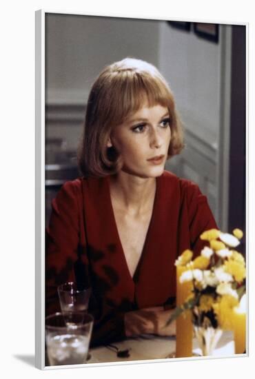 ROSEMARY'S BABY, 1968 directed by ROMAN POLANSKI Mia Farrow (photo)-null-Framed Photo