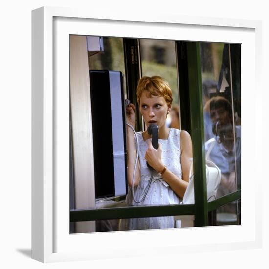 ROSEMARY'S BABY, 1968 directed by ROMAN POLANSKI Mia Farrow (photo)-null-Framed Photo