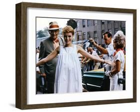 ROSEMARY'S BABY, 1968 directed by ROMAN POLANSKI On the set, Mia Farrow between Sidney Blackmer and-null-Framed Photo