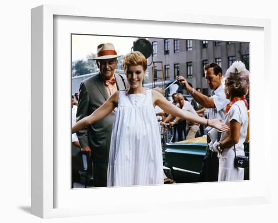 ROSEMARY'S BABY, 1968 directed by ROMAN POLANSKI On the set, Mia Farrow between Sidney Blackmer and-null-Framed Photo