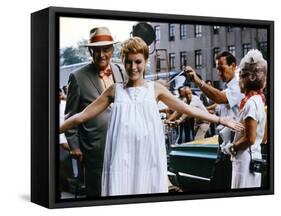 ROSEMARY'S BABY, 1968 directed by ROMAN POLANSKI On the set, Mia Farrow between Sidney Blackmer and-null-Framed Stretched Canvas