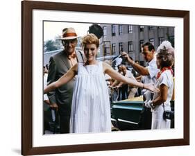 ROSEMARY'S BABY, 1968 directed by ROMAN POLANSKI On the set, Mia Farrow between Sidney Blackmer and-null-Framed Photo