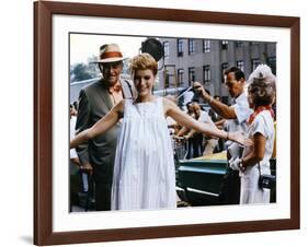 ROSEMARY'S BABY, 1968 directed by ROMAN POLANSKI On the set, Mia Farrow between Sidney Blackmer and-null-Framed Photo